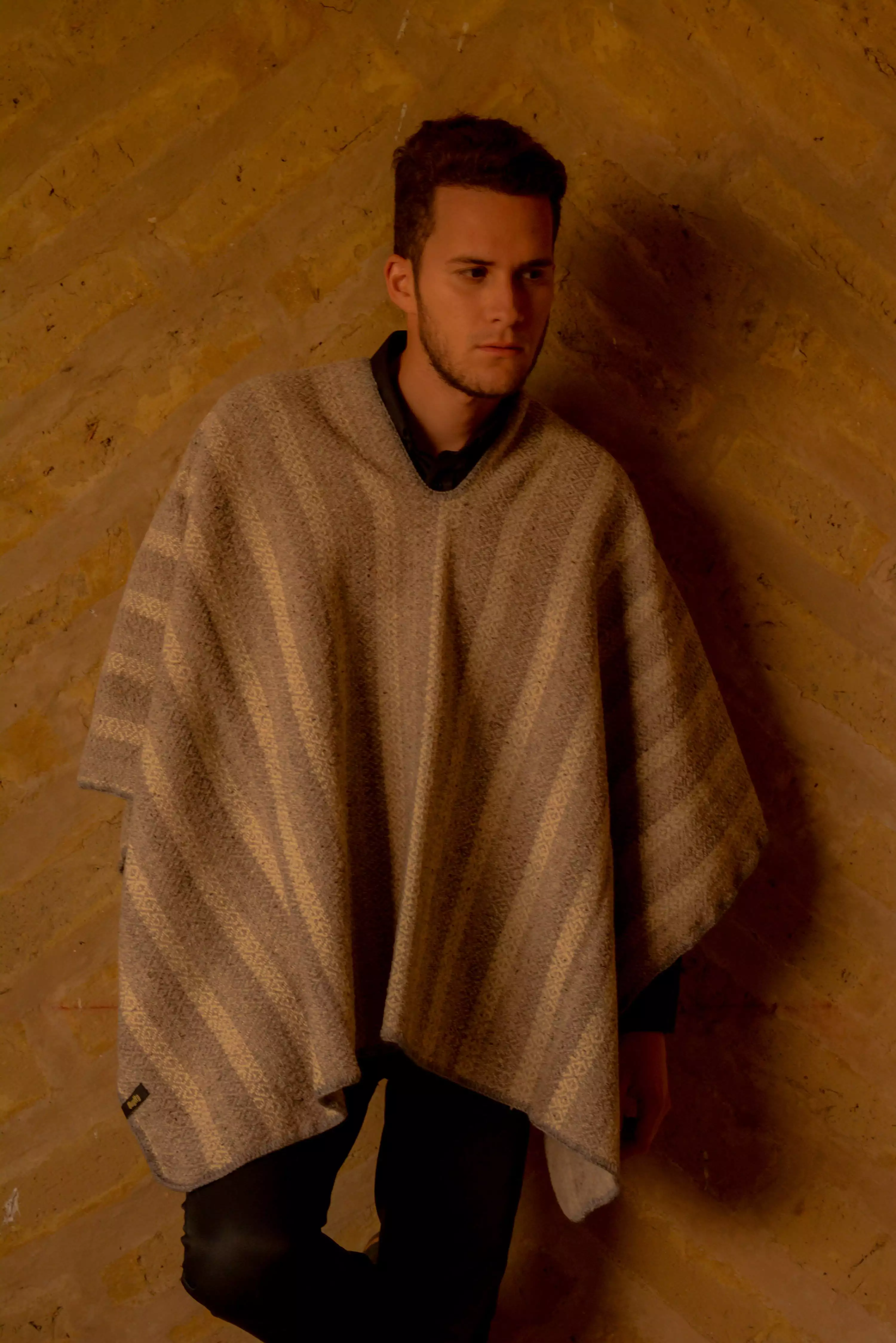Ruana tradicional lana 100% tono Gris